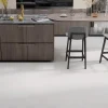 Kivikomposiittikalanruotovinyylilankku DomusFlooring Kuura valkeatammi, integroitu askeläänieriste