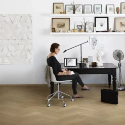 Kovapuulattia Kährs Life Authentic Sage Herringbone, ultramattalakattu, tammi, oikea
