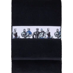 Kylpypyyhe Finlayson Tom Of Finland Blue Squad, 90x180cm, musta