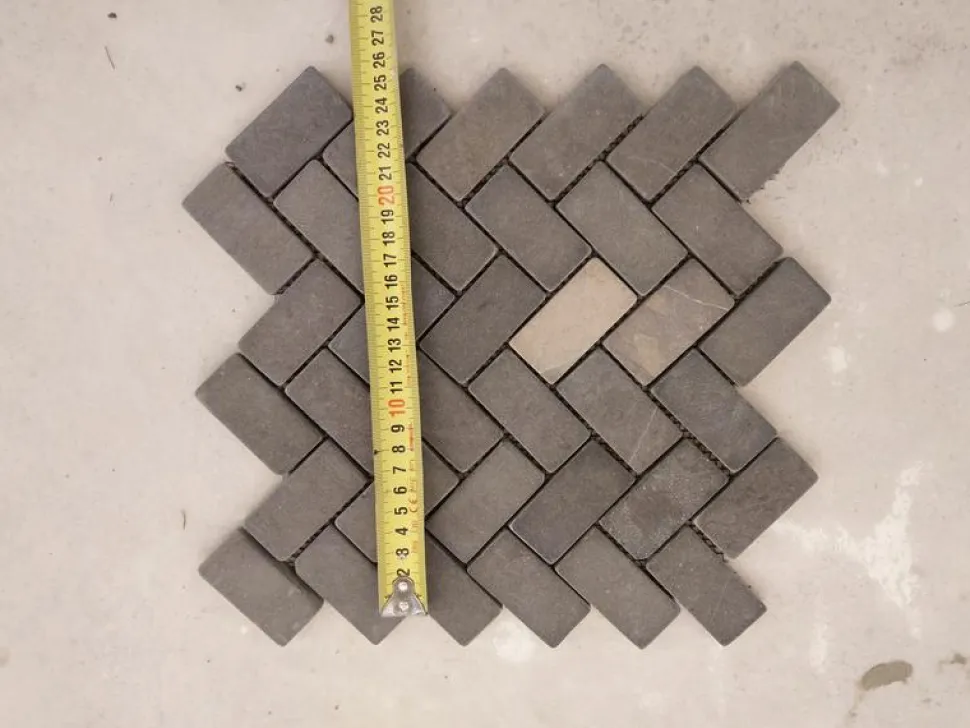 Marmorimosaiikki Qualitystone Herringbone Gray, 30 x 60 mm
