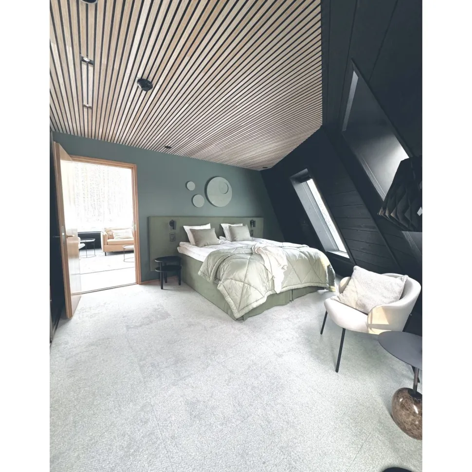 Sisustuspaneeli Siparila Aava 15x220x2050 mm mänty liimapuu lakattu kuultava musta Kaamos