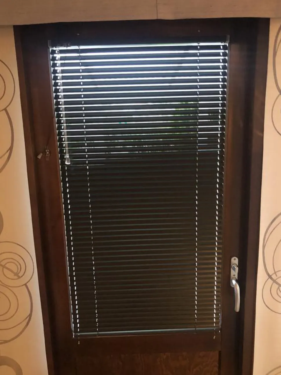 Sälekaihdin SOLAR oveen, säätötangolla, erikoisvärit