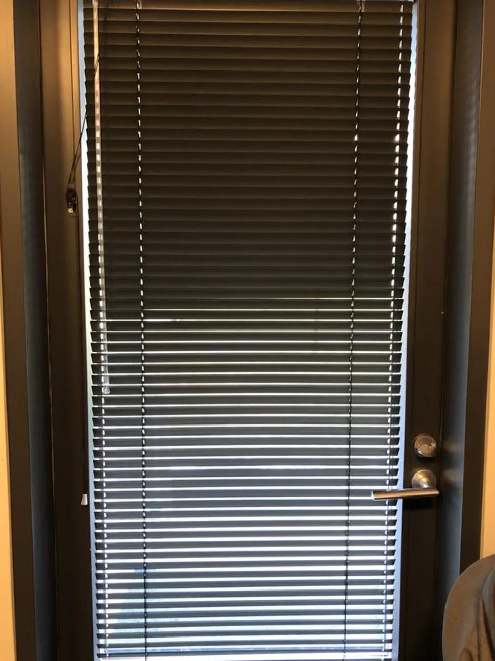 Sälekaihdin SOLAR oveen, säätötangolla, erikoisvärit