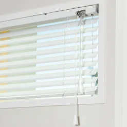 Sälekaihdin SOLAR oveen, säätötangolla, erikoisvärit